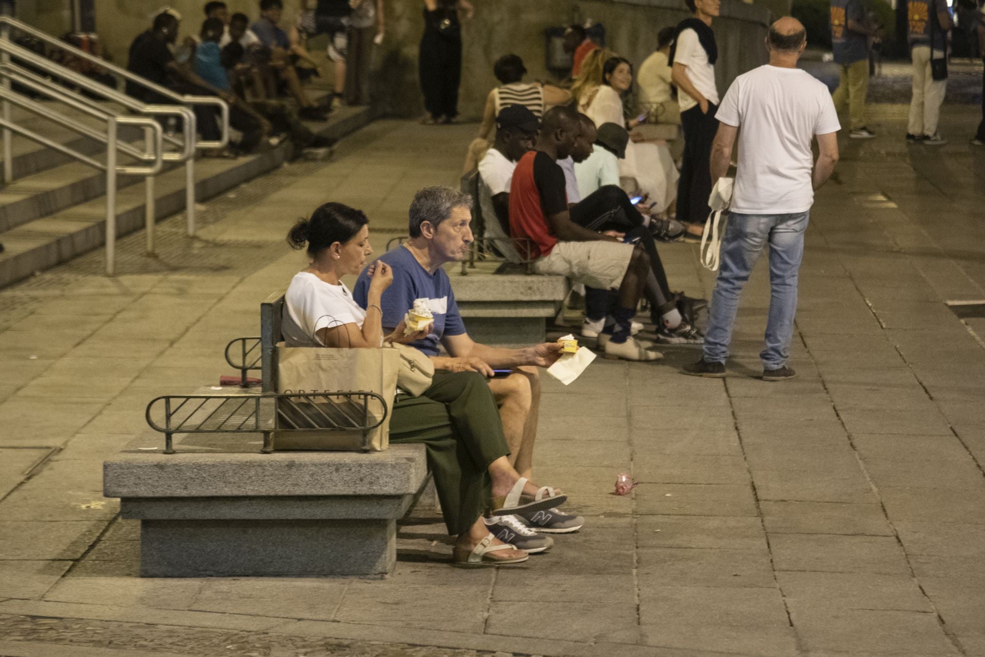 Los bancos del Azoguejo, llenos durante las noches.