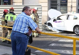El taxista herido, ensangrentado, tras el accidente junto al Calderón.