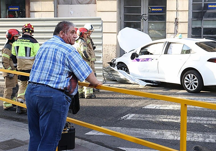 El taxista herido, ensangrentado, tras el accidente junto al Calderón.