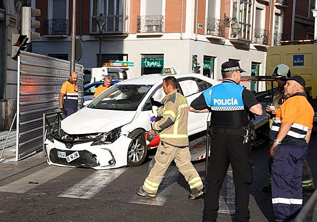 La grúa retira el taxi de la calle Echegaray.