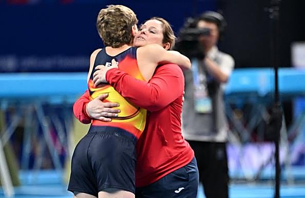 Del Ser se abraza a la seleccionadora Teresa Ginés.