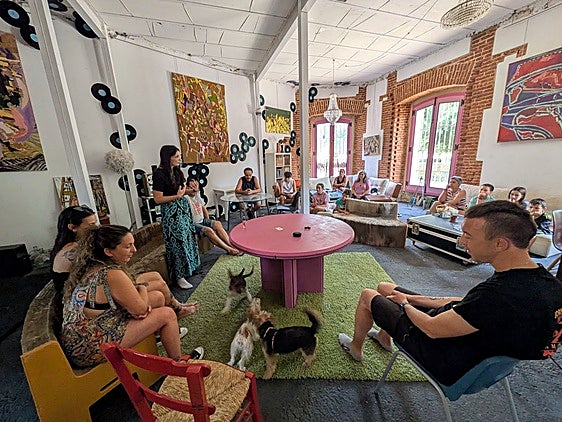 María Hernández, en el centro, con los participantes (humanos y no humanos) del taller