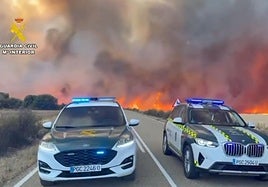 La guardia civil corta la carretera ZA-P 2554 en Cubo de Benavente por el incendio.