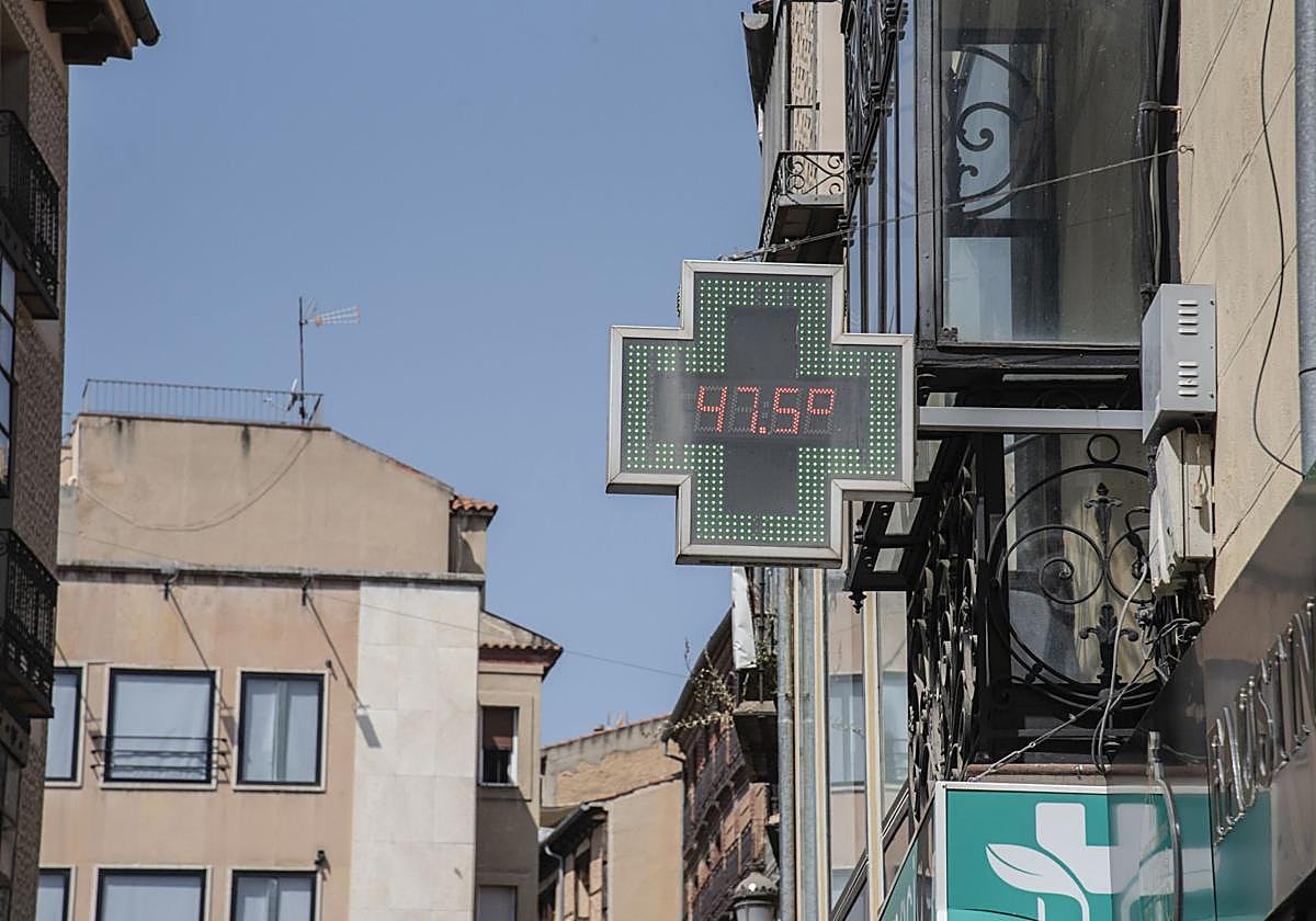 Termómetro, al sol, en la Calle Real de Segovia.