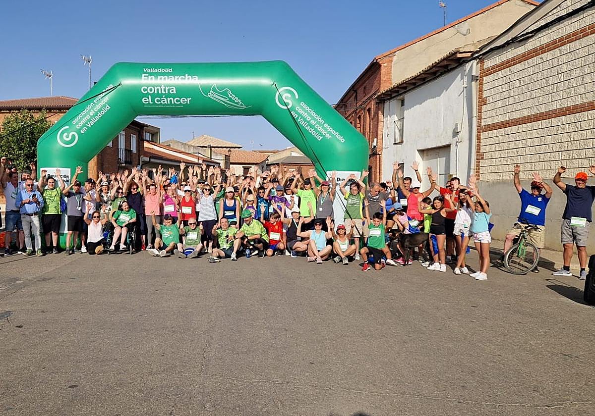 Participantes en la marcha contra el Cáncer de Peñaflor de Hornija