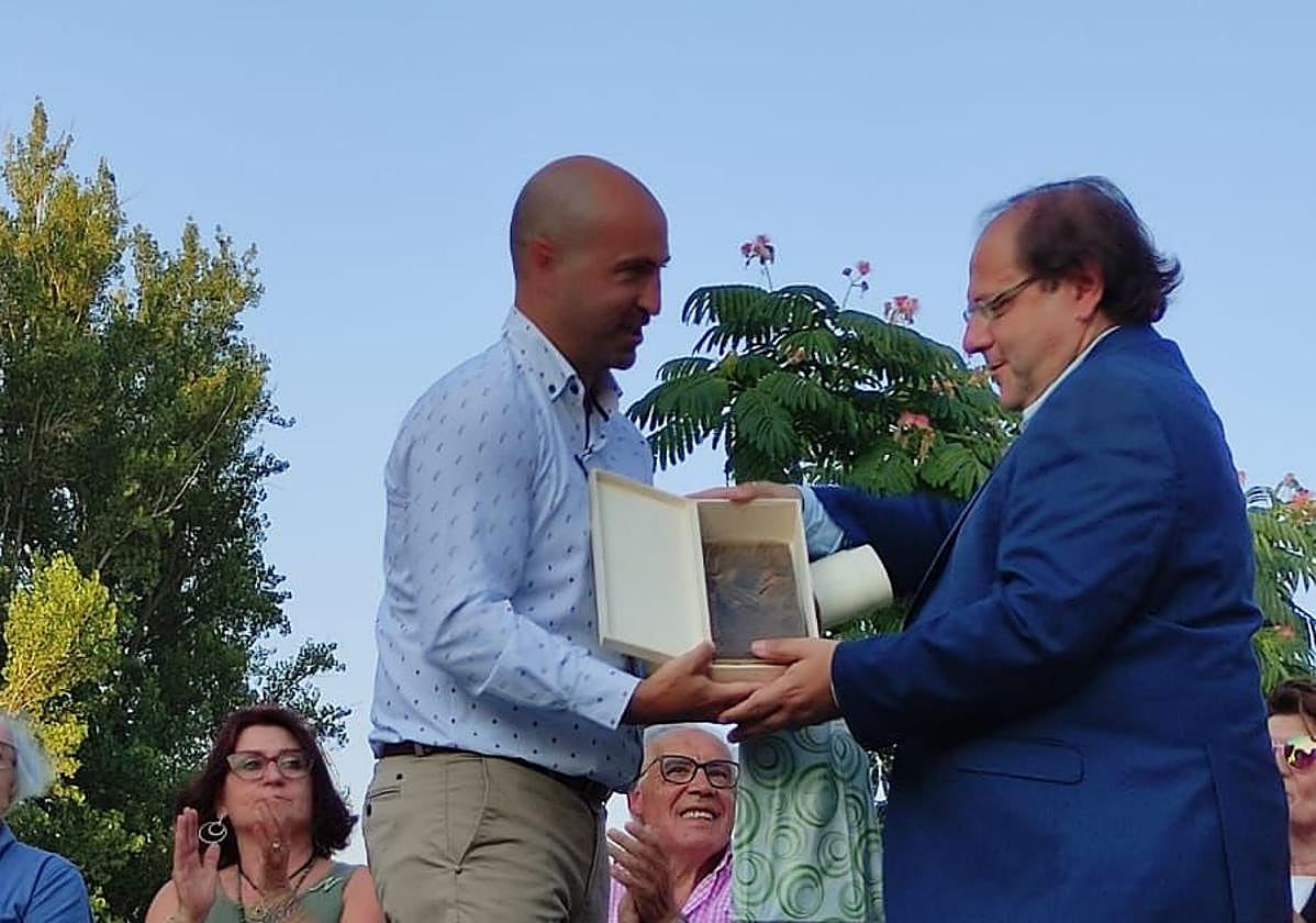 Roberto Santos recoge el premio en La Bañeza.