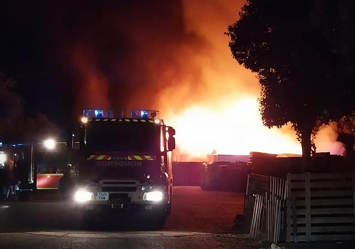 Arde una nave en un aparatoso incendio en Pinar de Jalón