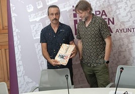 Alfonso Alonso, director artístico del festival MAC, con el concejal de Identidad Cultural y Fiestas, Fran Fernández, presentan la muestra.