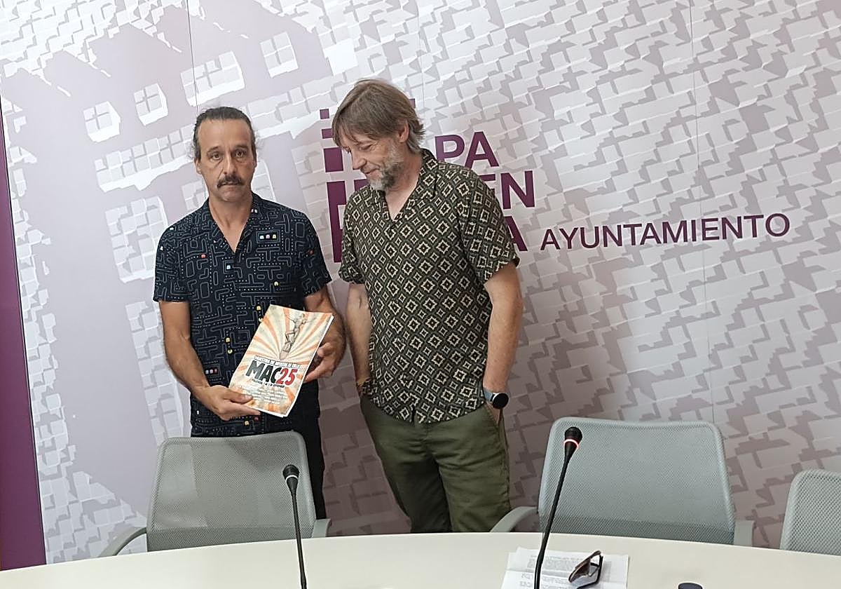 Alfonso Alonso, director artístico del festival MAC, con el concejal de Identidad Cultural y Fiestas, Fran Fernández, presentan la muestra.