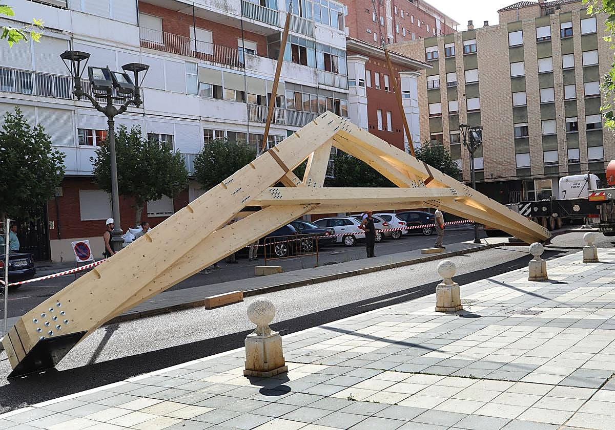 Una grúa para subir armazones de 4,5 toneladas al tejado del Palacio Episcopal de Palencia