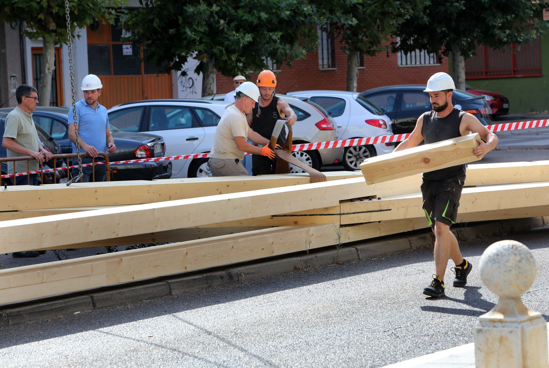 Una grúa para subir armazones de 4,5 toneladas al tejado del Palacio Episcopal de Palencia