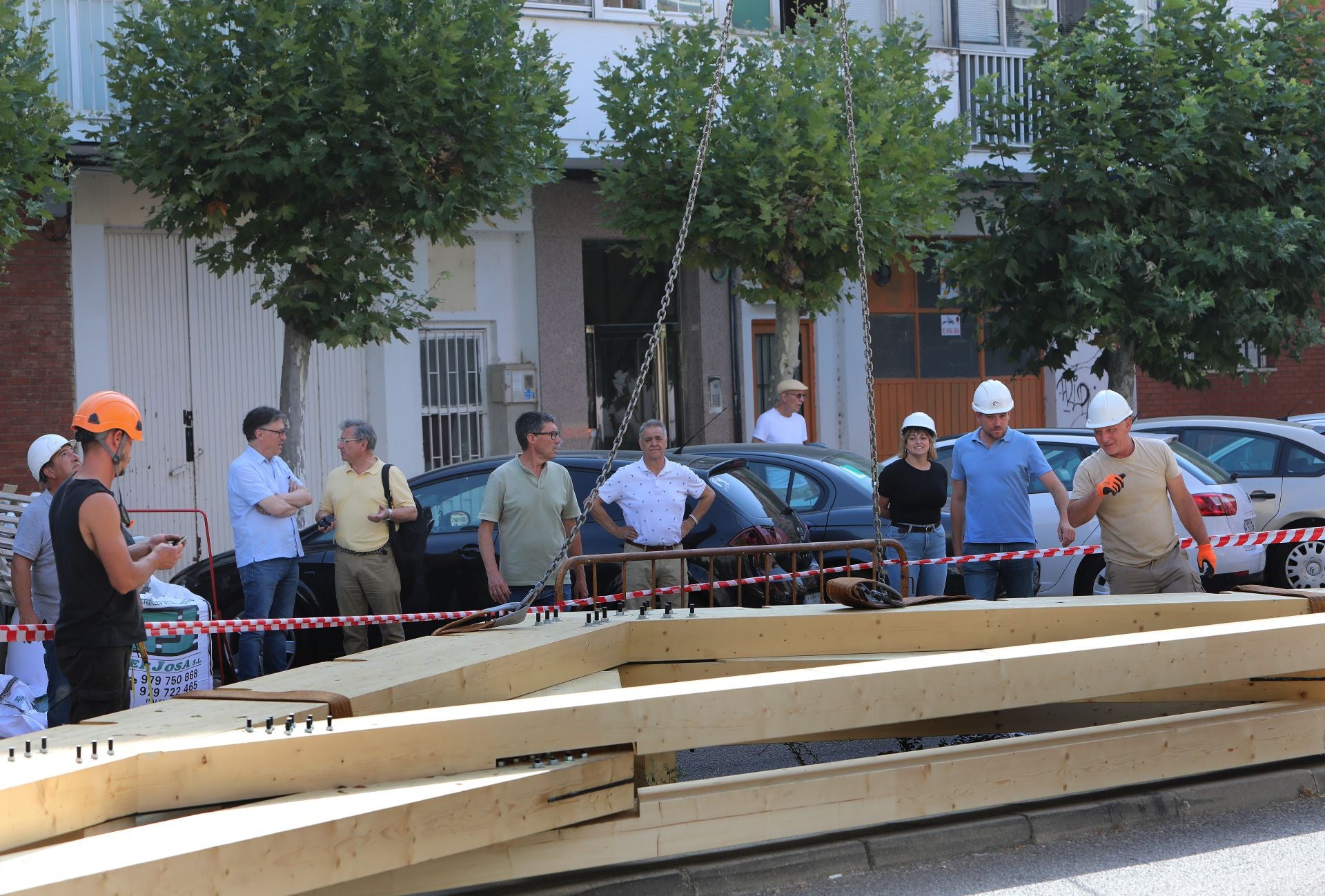 Una grúa para subir armazones de 4,5 toneladas al tejado del Palacio Episcopal de Palencia