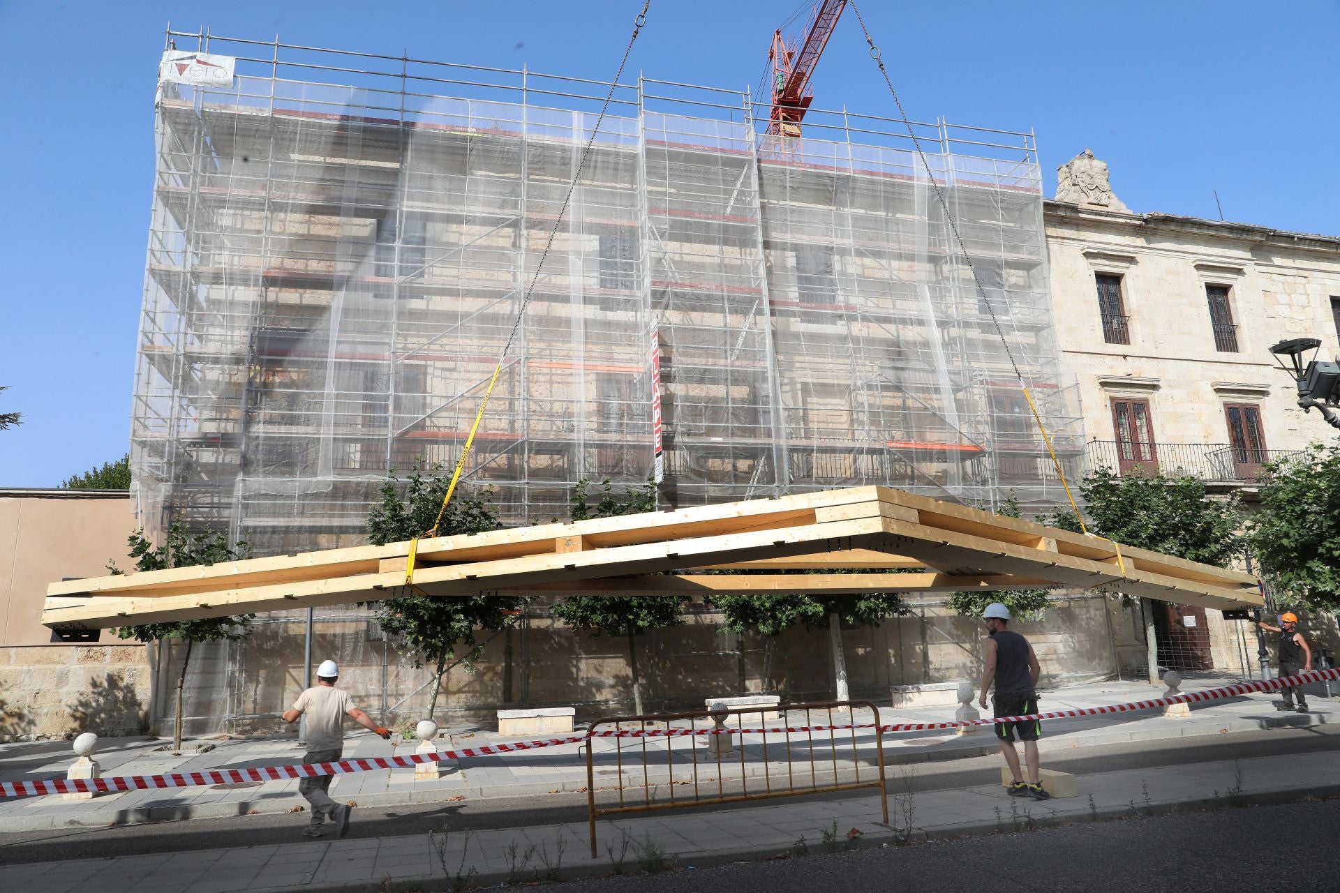 Una grúa para subir armazones de 4,5 toneladas al tejado del Palacio Episcopal de Palencia