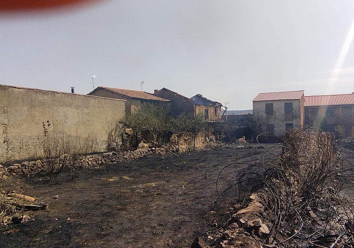 La parte de atrás de la casa que se ha quemado en Cubo de Benavente.