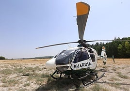Un helicóptero de la Guardia Civil, durante las labores de búsqueda en Camporredondo.