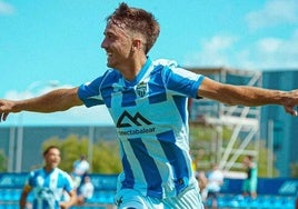 Josep Jaume Busquets celebra un gol con el Atlético Baleares.