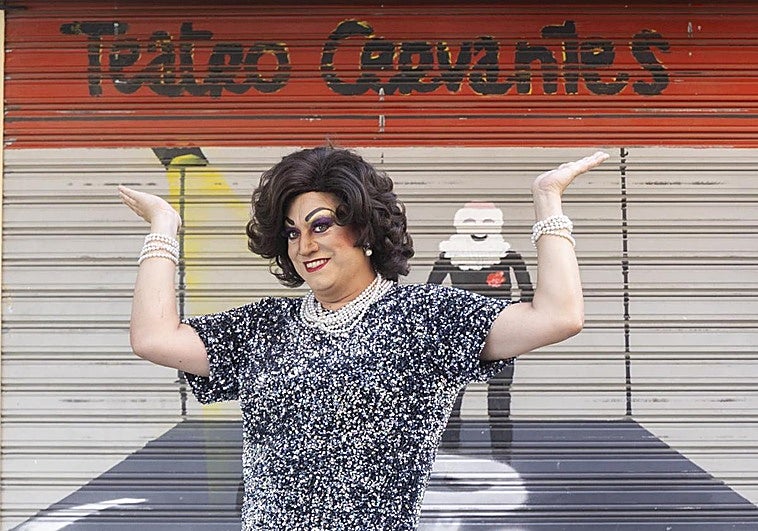 Lady Veneno posa en la puerta del Teatro Cervantes.