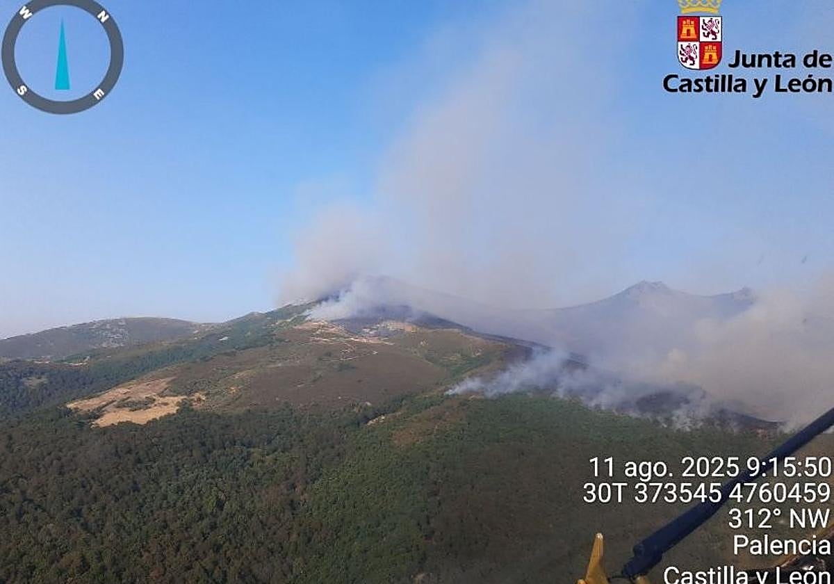Imagen del incendio en la zona de Resoba tomada por los servicios de la Junta de Castilla y León.