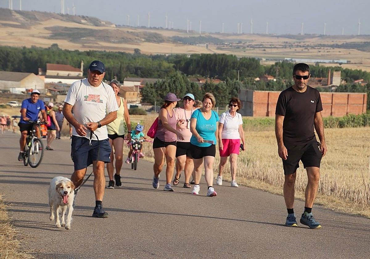 Los andarines avanzan en la ruta solidaria a Valdesalce.