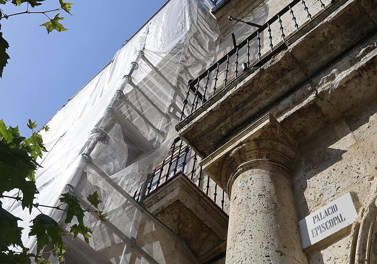 Andamios montados sobre la fachada del Palacio Episcopal.
