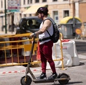 Un usuario circula con su patinete por Valladolid.