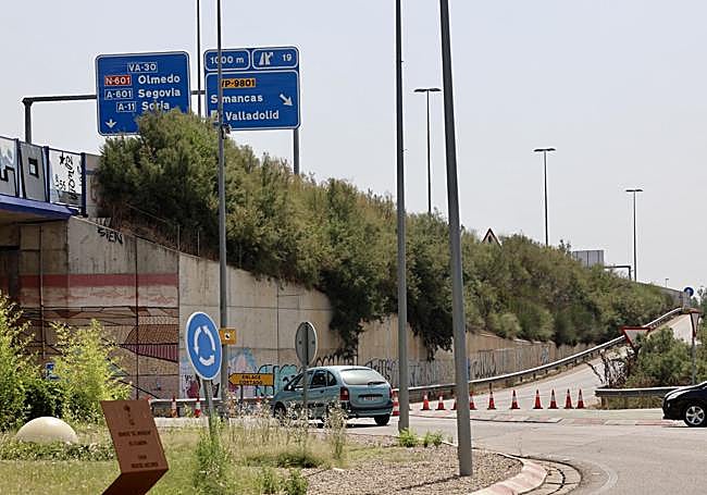 Enlace cortado en la rotonda de la avenida de Salamanca bajo la ronda VA-30.