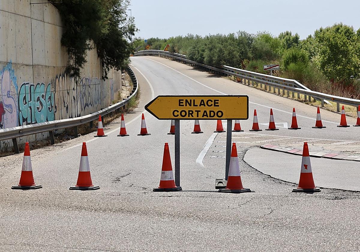 Vial cortado en el enlace a la ronda VA-30 desde Arroyo de la Encomienda.