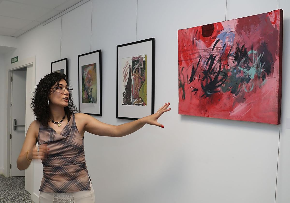 Estrella Alonso Solís explica una de sus obras expuestas en la Asociación del Cáncer, este martes.