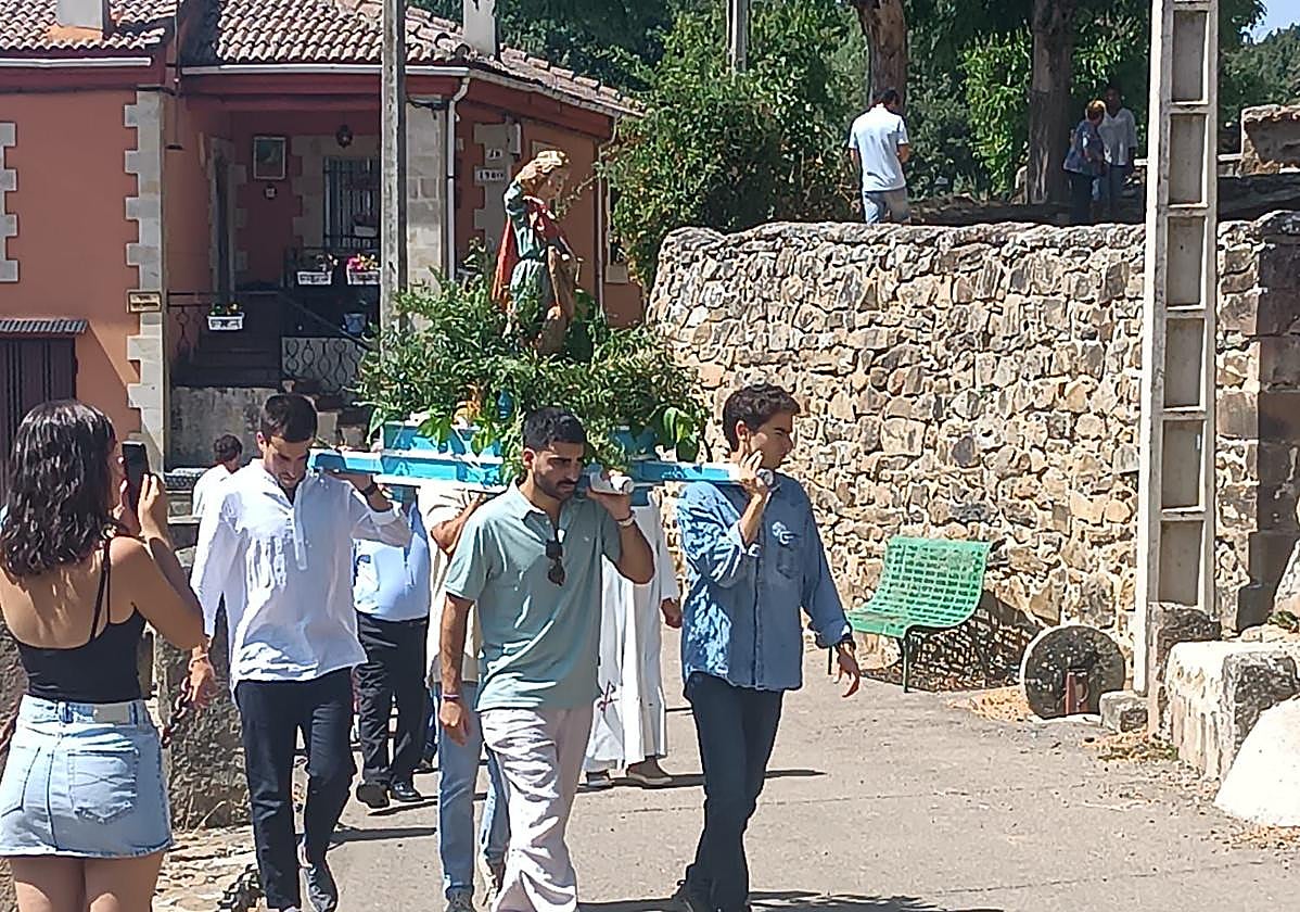 Los vecinos portan la imagen del patrón a hombros en la procesión en Gramedo.