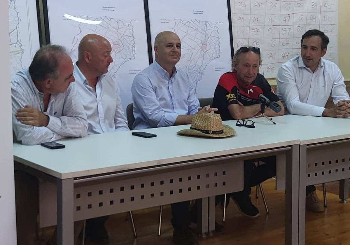 El viceconsejero, en el centro, en la presentación en Villasarracino.