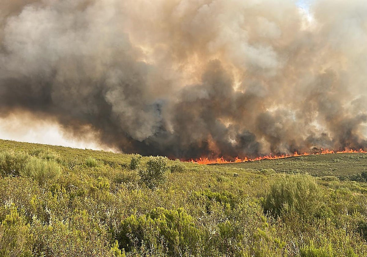 Imagen del incendio de Puercas el lunes por la tarde.