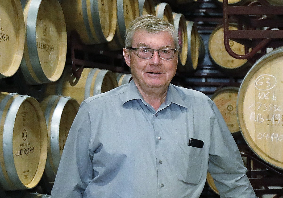 Ricardo Duyos en la nave de barricas de bodegas Lleiroso.