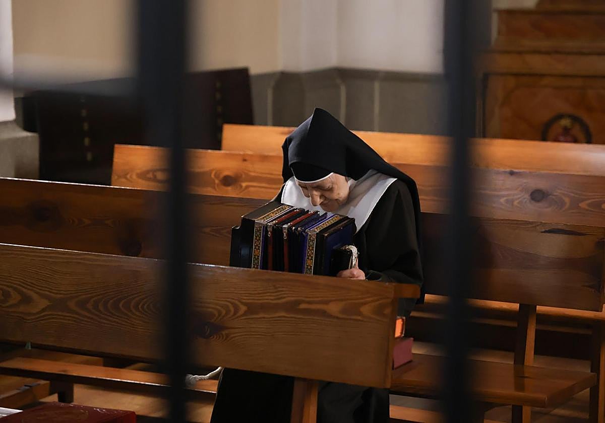La abadesa, Sor Lourdes, espera la llegada de los fieles a la misa de despedida.