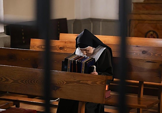 La abadesa, Sor Lourdes, espera la llegada de los fieles a la misa de despedida.