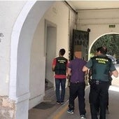 Traslado del detenido a las dependencias de la Guardia Civil.