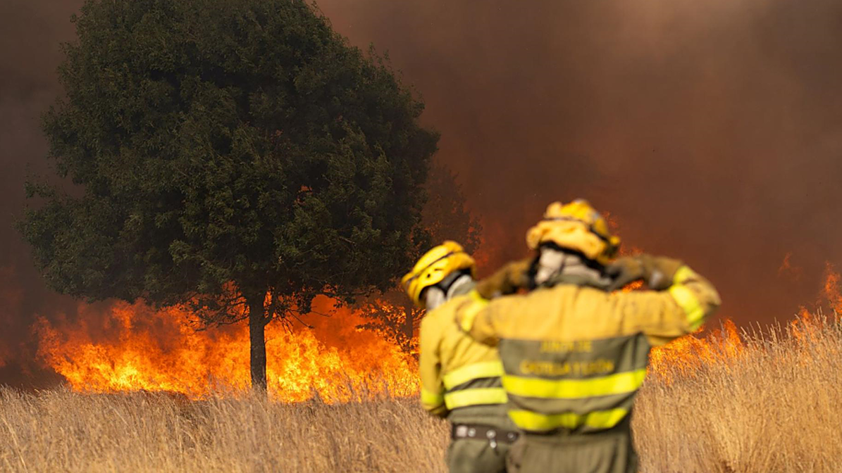 Bomberos trabajan para extinguir el incendio, a 10 de agosto de 2025, en Molezuelas de la Carballeda, Zamora.