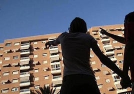 Una pareja joven observa una promoción de pisos nuevos.