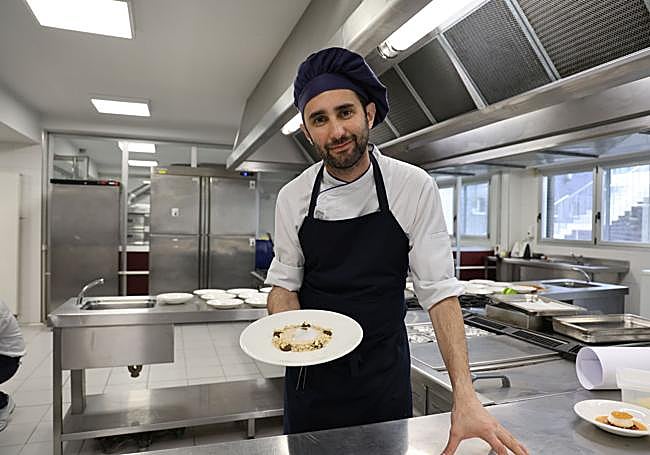 El chef Víctor Sanz con su plato recién terminado