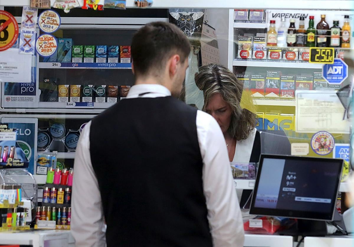 Un cliente en un estanco de la capital segoviana.