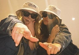 Sophie Turner, junto a una amiga, en el concierto de Oasis.