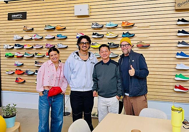 Beatriz y su marido Eric y dos miembros de su equipo