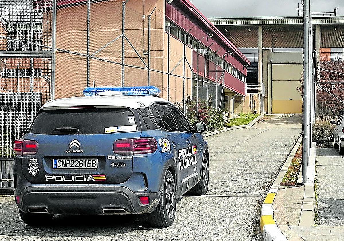 Coche de Policía Nacional accede a la cárcel de Segovia.