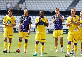 Los jugadores del Real Valladolid saludan a la afición el pasado sábado en Burgos.