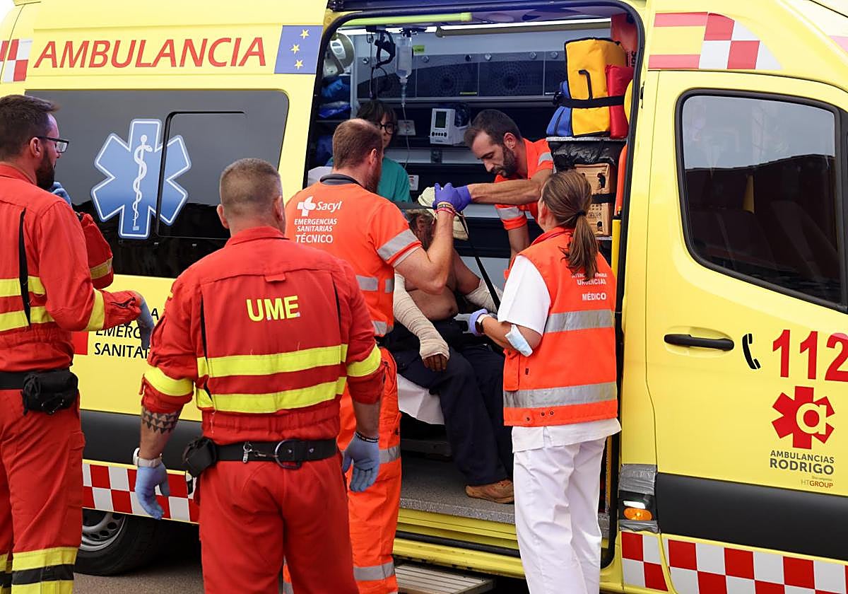 Atención sanitaria a uno de los heridos en Abejera.