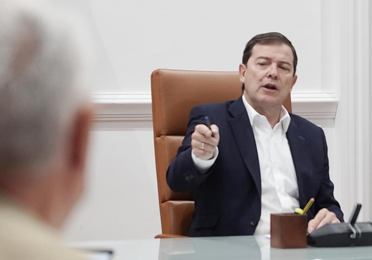 Alfonso Fernández Mañueco, este miércoles, en la reunión con miembros de su Ejecutiva.