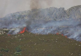 El fuego, de cerca en Peña Carazo, en la Montaña Palentina.