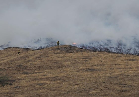 Los bomberos, en plena tarea, en Peña Carazo, en La Pernía, asolada por las llamas