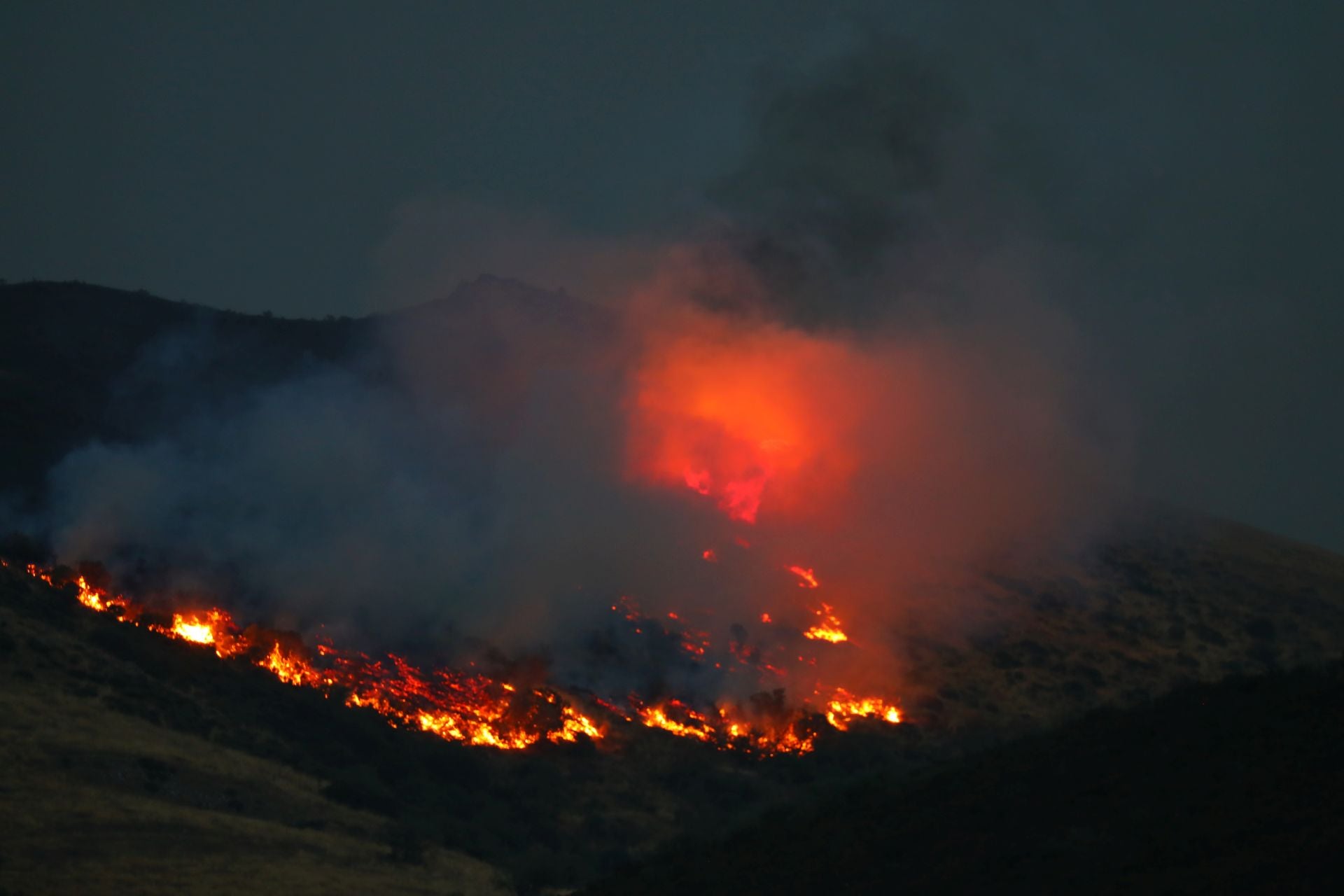 El fuego, de cerca en Peña Carazo, en la Montaña Palentina