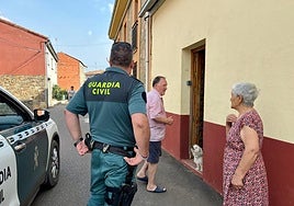 La Guardia Civil desalojando a los vecinos del pueblo