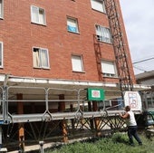 Colocación del andamiaje en el número 2 de la calle Padilla de Pan y Guindas.